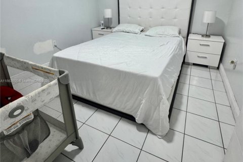 House in Miami, Florida 4 bedrooms, 148.27 sq.m. № 1890492 - photo 19