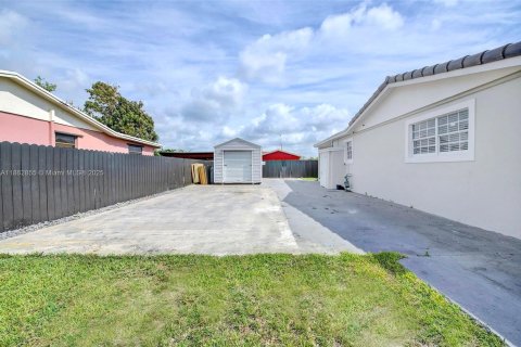 House in Miami, Florida 4 bedrooms, 148.27 sq.m. № 1890492 - photo 4