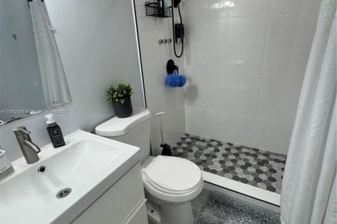House in Miami, Florida 4 bedrooms, 148.27 sq.m. № 1890492 - photo 18