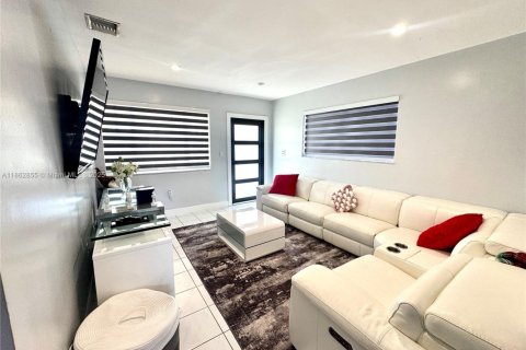 House in Miami, Florida 4 bedrooms, 148.27 sq.m. № 1890492 - photo 12