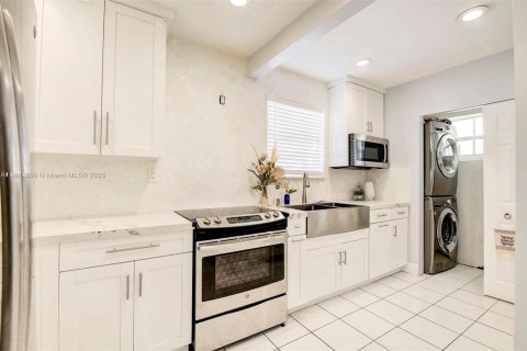 House in Miami, Florida 4 bedrooms, 148.27 sq.m. № 1890492 - photo 10