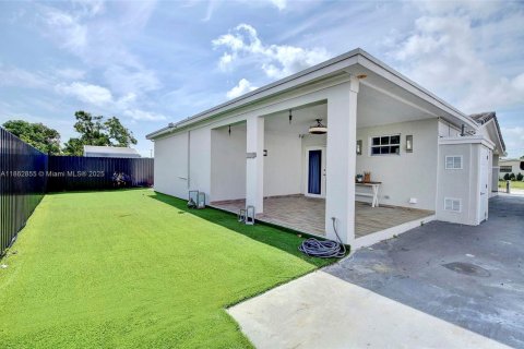 House in Miami, Florida 4 bedrooms, 148.27 sq.m. № 1890492 - photo 7