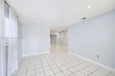 House in Miami, Florida 4 bedrooms, 148.27 sq.m. № 1890492 - photo 16