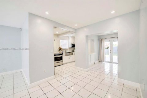 House in Miami, Florida 4 bedrooms, 148.27 sq.m. № 1890492 - photo 15