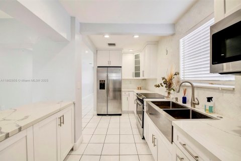 House in Miami, Florida 4 bedrooms, 148.27 sq.m. № 1890492 - photo 11