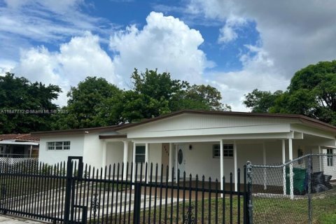 House in Miami Gardens, Florida 4 bedrooms, 169.92 sq.m. № 1848298 - photo 1