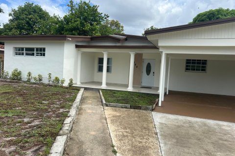 House in Miami Gardens, Florida 4 bedrooms, 169.92 sq.m. № 1848298 - photo 4