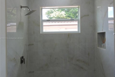 House in Miami Gardens, Florida 4 bedrooms, 169.92 sq.m. № 1848298 - photo 24