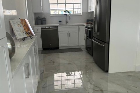 House in Miami Gardens, Florida 4 bedrooms, 169.92 sq.m. № 1848298 - photo 9
