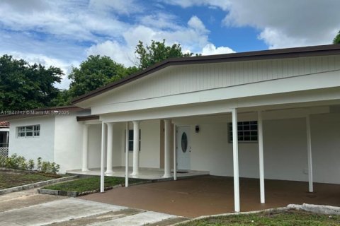 House in Miami Gardens, Florida 4 bedrooms, 169.92 sq.m. № 1848298 - photo 3