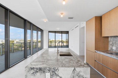Condominio en venta en Miami Beach, Florida, 2 dormitorios, 128.21 m2 № 1869882 - foto 3