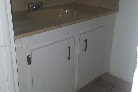 Condo in North Lauderdale, Florida, 1 bedroom  № 1960815 - photo 15