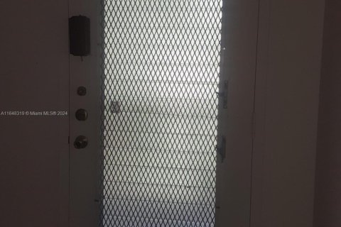 Condo in North Lauderdale, Florida, 1 bedroom  № 1960815 - photo 16