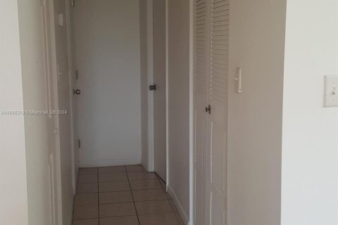 Condo in North Lauderdale, Florida, 1 bedroom  № 1960815 - photo 8