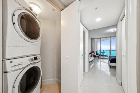 Condo in Sunny Isles Beach, Florida, 2 bedrooms  № 1953383 - photo 10