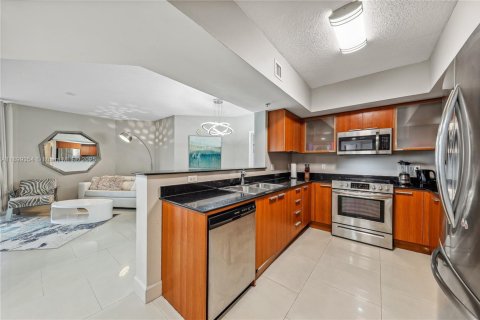 Condo in Sunny Isles Beach, Florida, 2 bedrooms  № 1953383 - photo 12