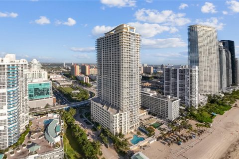 Condo in Sunny Isles Beach, Florida, 2 bedrooms  № 1953383 - photo 15