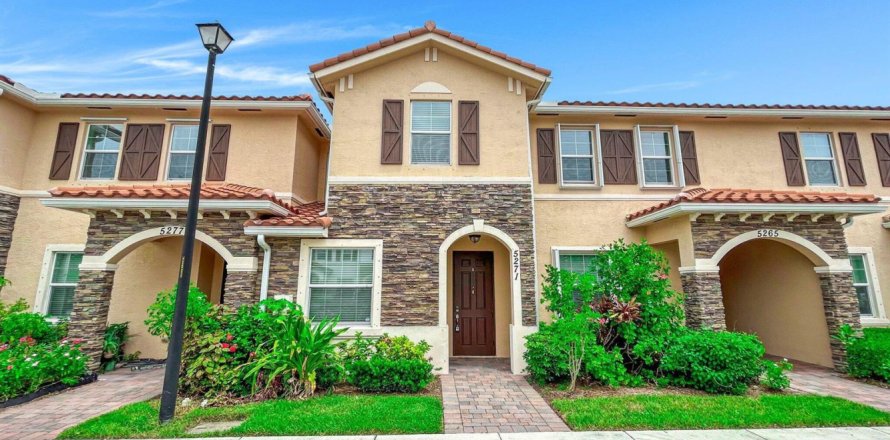 Townhouse in West Palm Beach, Florida 3 bedrooms, 139.26 sq.m. № 2086494