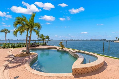 House in Gulfport, Florida 4 bedrooms, 488.11 sq.m. № 1628854 - photo 25