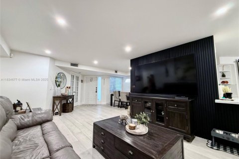 Condo in Plantation, Florida, 2 bedrooms  № 1845439 - photo 15