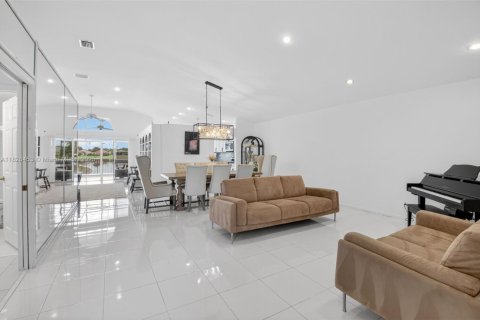 House in Delray Beach, Florida 3 bedrooms, 187.94 sq.m. № 1801010 - photo 4