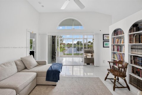 House in Delray Beach, Florida 3 bedrooms, 187.94 sq.m. № 1801010 - photo 12