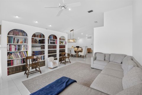 House in Delray Beach, Florida 3 bedrooms, 187.94 sq.m. № 1801010 - photo 13