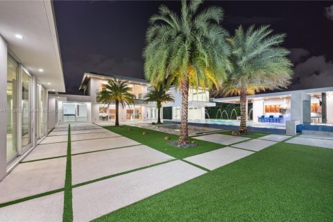 House in Pinecrest, Florida 8 bedrooms, 942.96 sq.m. № 1711926 - photo 4