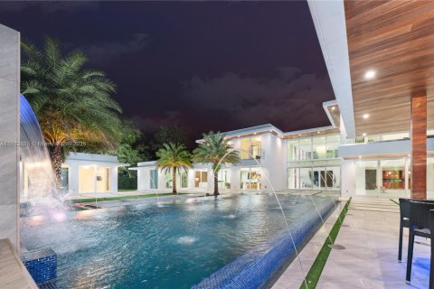House in Pinecrest, Florida 8 bedrooms, 942.96 sq.m. № 1711926 - photo 1