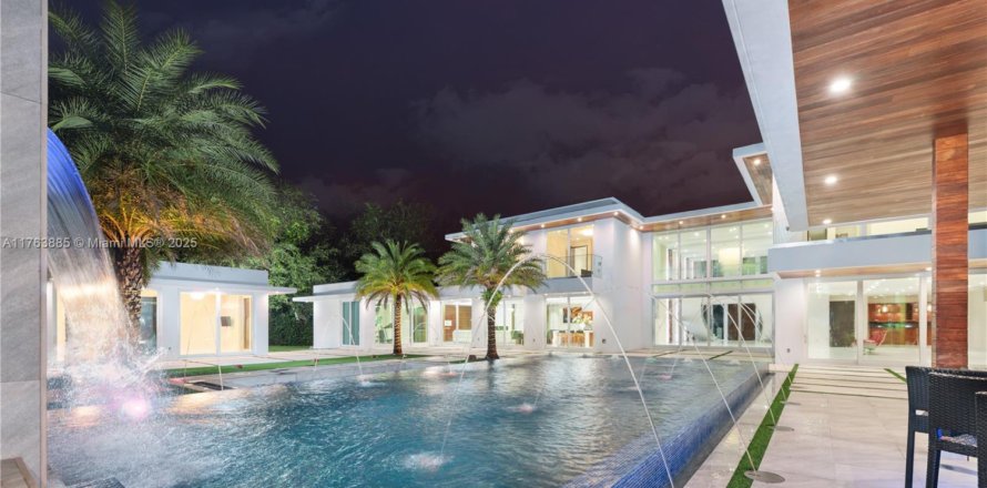 House in Pinecrest, Florida 8 bedrooms, 942.96 sq.m. № 1711926