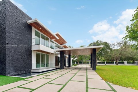 House in Pinecrest, Florida 8 bedrooms, 942.96 sq.m. № 1711926 - photo 10