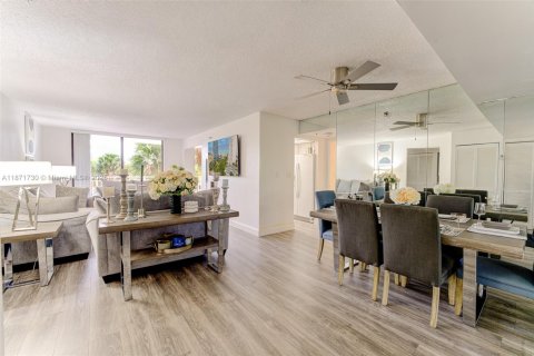 Copropriété à vendre à Sunny Isles Beach, Floride: 2 chambres, 120.22 m2 № 1979649 - photo 8