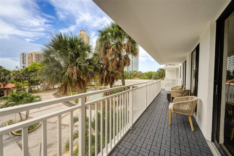 Copropriété à vendre à Sunny Isles Beach, Floride: 2 chambres, 120.22 m2 № 1979649 - photo 1