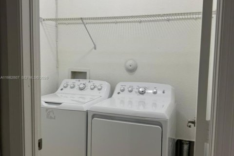 Adosado en venta en Miami, Florida, 3 dormitorios, 142.14 m2 № 2049798 - foto 6