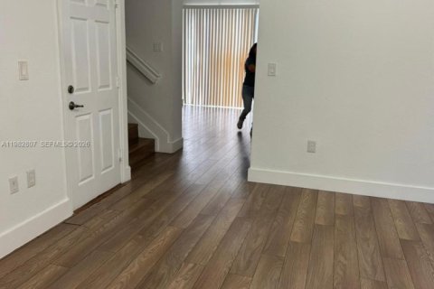 Adosado en venta en Miami, Florida, 3 dormitorios, 142.14 m2 № 2049798 - foto 2