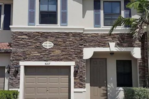Adosado en venta en Miami, Florida, 3 dormitorios, 142.14 m2 № 2049798 - foto 1