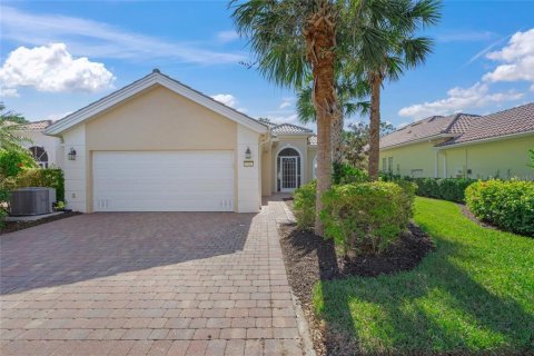 House in Sarasota, Florida 3 bedrooms, 186.55 sq.m. № 1718599 - photo 1