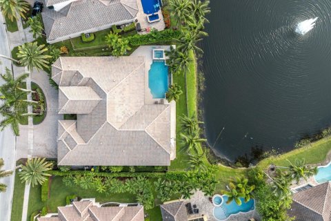House in Plantation, Florida 5 bedrooms, 354.7 sq.m. № 1742110 - photo 2