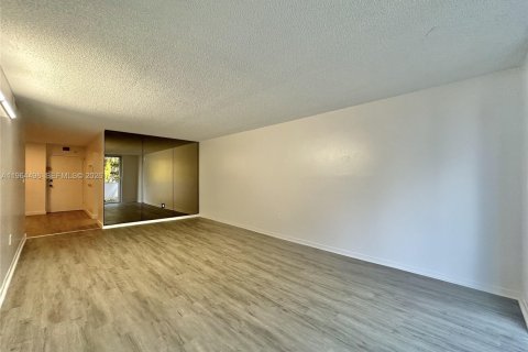 Condominio en venta en North Miami, Florida, 1 dormitorio, 81.29 m2 № 2026306 - foto 8