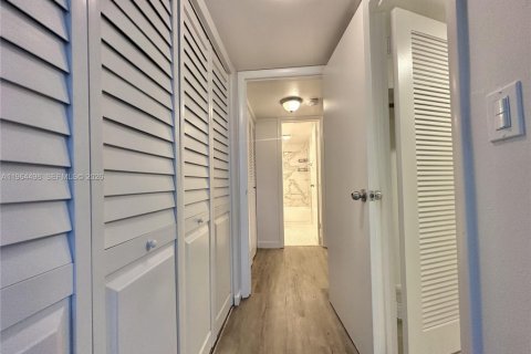 Condominio en venta en North Miami, Florida, 1 dormitorio, 81.29 m2 № 2026306 - foto 9