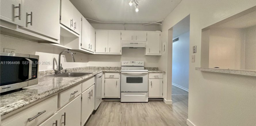 Condominio en North Miami, Florida, 1 dormitorio  № 2026306