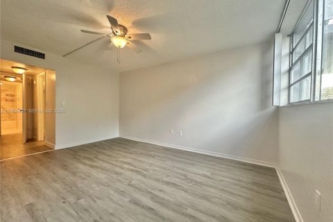 Condominio en venta en North Miami, Florida, 1 dormitorio, 81.29 m2 № 2026306 - foto 13
