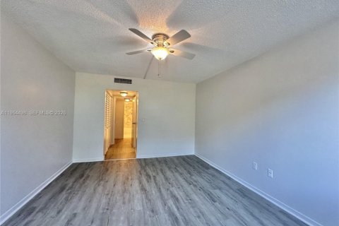 Condominio en venta en North Miami, Florida, 1 dormitorio, 81.29 m2 № 2026306 - foto 16