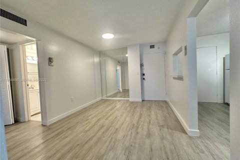 Condominio en venta en North Miami, Florida, 1 dormitorio, 81.29 m2 № 2026306 - foto 4