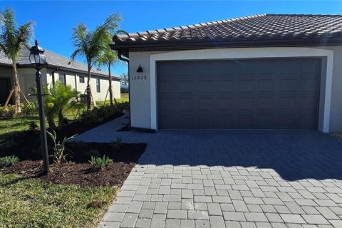 House in Bradenton, Florida 2 bedrooms, 145.39 sq.m. № 1613445 - photo 1