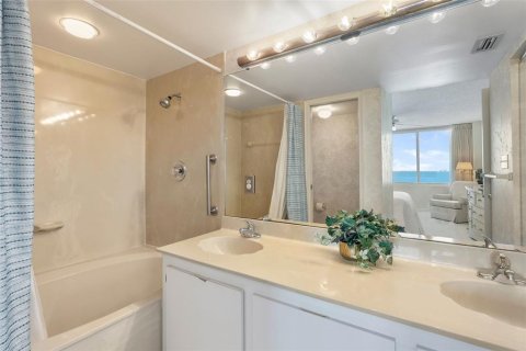Condo in Saint Petersburg, Florida, 2 bedrooms  № 2233695 - photo 11