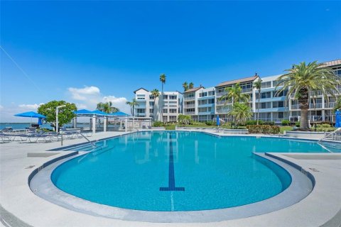 Condo in Saint Petersburg, Florida, 2 bedrooms  № 2233695 - photo 17
