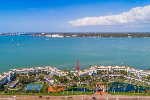 Condo in Saint Petersburg, Florida, 2 bedrooms  № 2233695 - photo 2