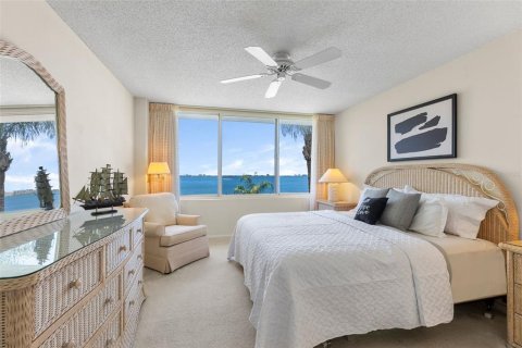 Condo in Saint Petersburg, Florida, 2 bedrooms  № 2233695 - photo 9