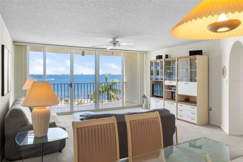 Condo in Saint Petersburg, Florida, 2 bedrooms  № 2233695 - photo 5
